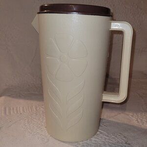 Sterilite 80s Pitcher